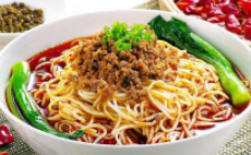 日本美食家挑战川菜，一盘担担面让他受不了！担担面：我只是微辣