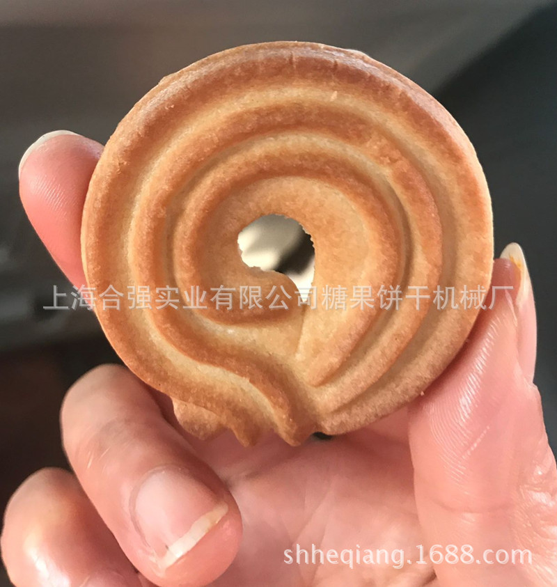 烘烤好的酥性曲奇饼干